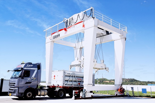 1726732652770997.jpeg 起重机工作照.jpg