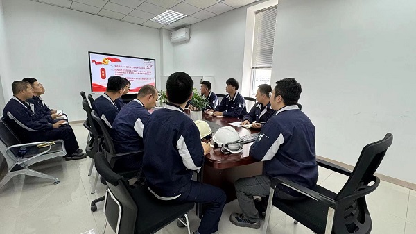 1728889765613647.jpeg 公司党委委员、副总经理郝超到硅烷生产部党支部宣讲.jpg